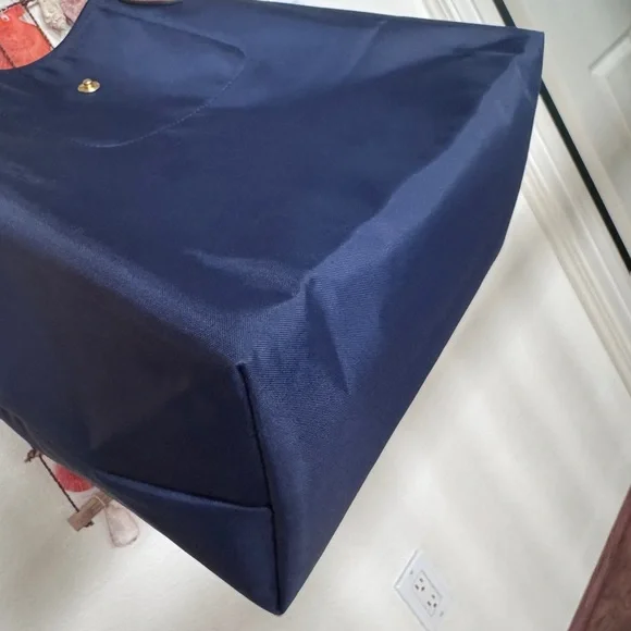 Medium Le Pliage Nylon Shoulder Tote in Navy Blue - Picture 11 of 16
